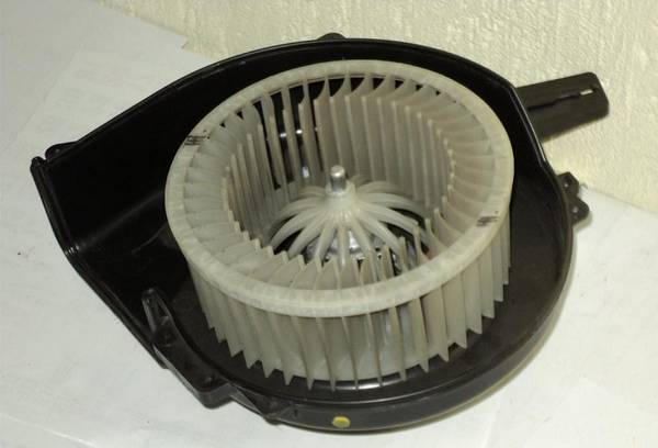 Демонтаж вентилятора печки в машине - фото