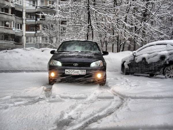 Как правильно чистить машину от снега? Банальные ошибки и советы с фото