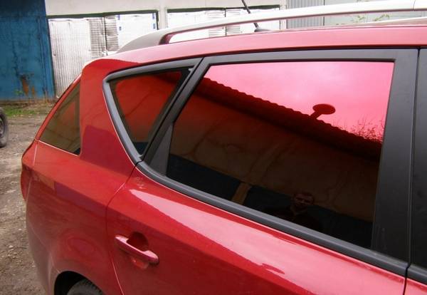 Красота и не только: тонирование стекол автомобиля красной пленкой с фото