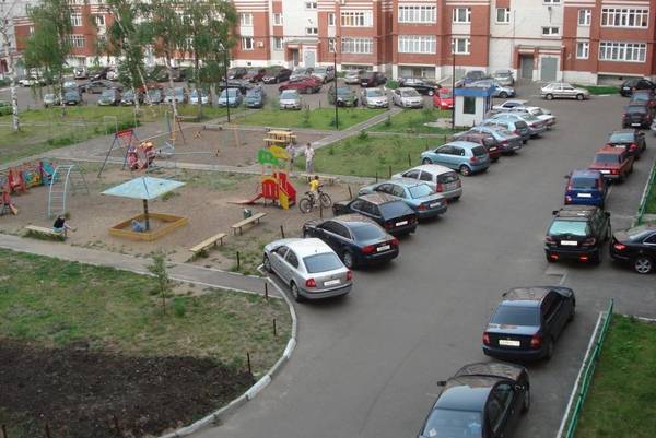 Как бороться и куда жаловаться на неправильную парковку во дворе? с фото