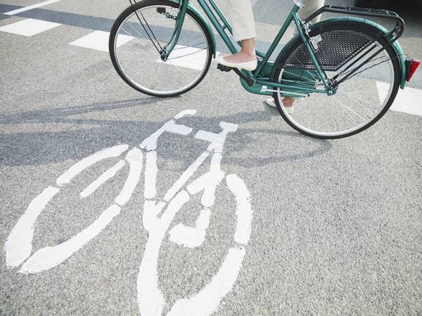 Дорожное движение, связанное с велосипедной дорожкой без нарушений ПДД и пр ... - фото